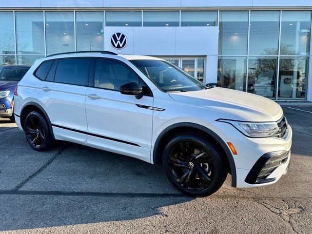 2023 Volkswagen Tiguan SE R-LINE BLACK's photo