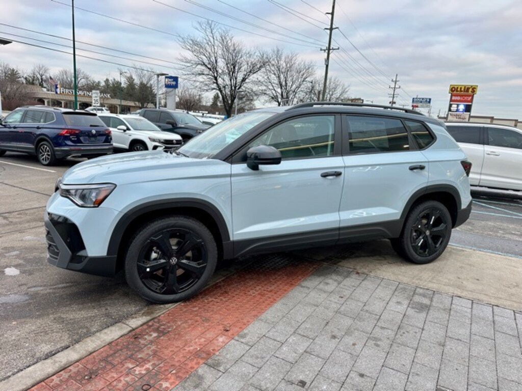 New 2026 Volkswagen Taos 1.5T SE Black SUV