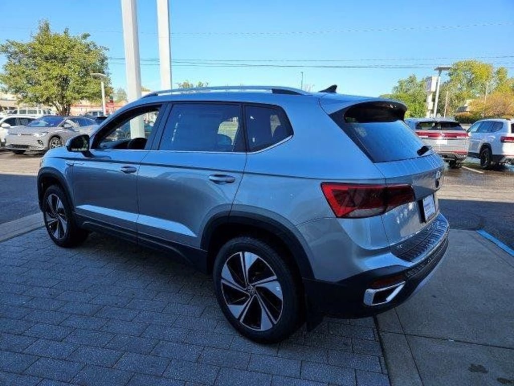 New 2024 Volkswagen Taos 1.5T SE SUV