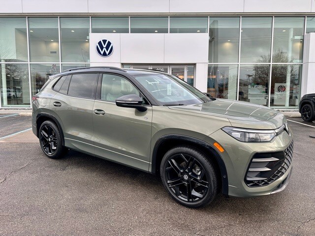 2026 Volkswagen Tiguan SE R-LINE BLACK's photo