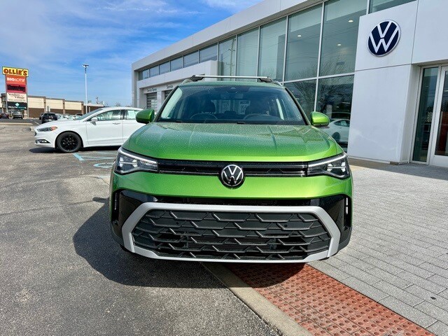2025 Volkswagen Taos SE photo 2