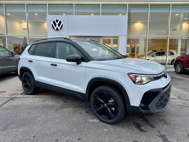 2026 Volkswagen Taos SE Black's photo