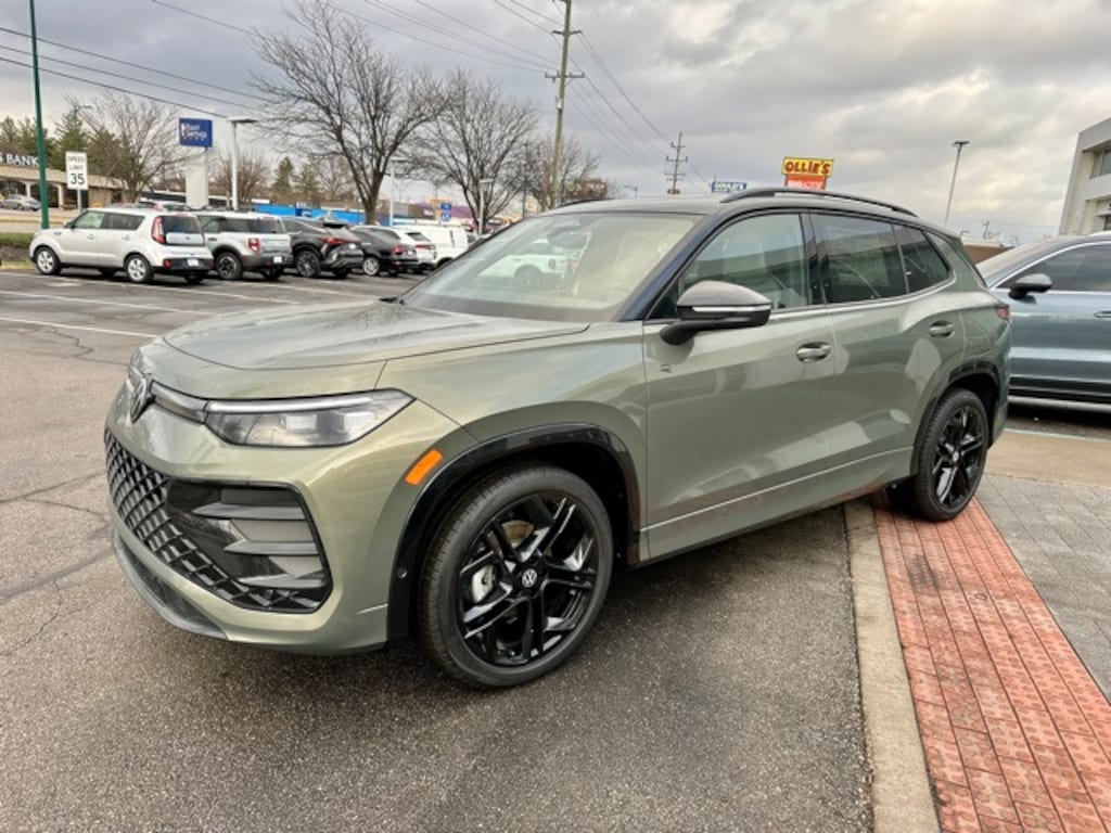 New 2026 Volkswagen Tiguan 2.0T SE R-Line Black SUV