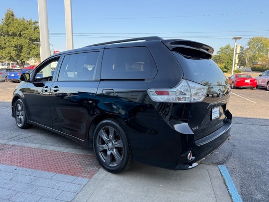 Used 2017 Toyota Sienna SE Premium 8 Passenger Van Passenger Van