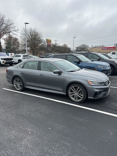 2019 Volkswagen Passat 2.0T SE R-Line photo 4