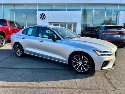 2022 Volvo S60 B5 FWD Momentum Sedan