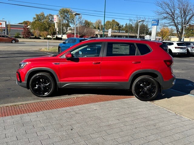 2024 Volkswagen Taos SE photo 4