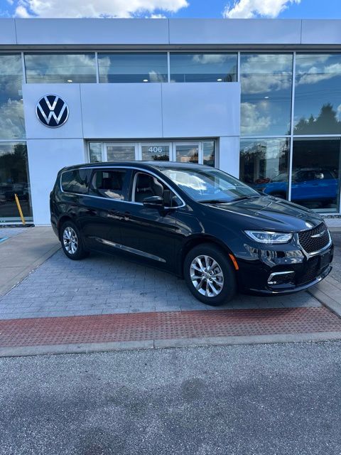 2024 Chrysler Pacifica Touring L AWD's photo