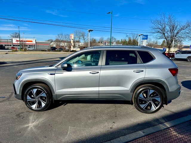 2024 Volkswagen Taos SE photo 3
