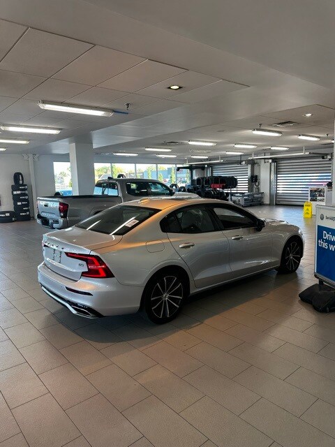 2022 Volvo S60 B5 Momentum photo 2