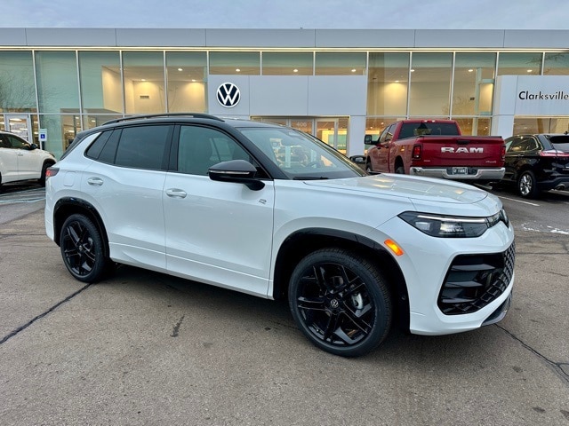 2026 Volkswagen Tiguan SE R-LINE BLACK's photo