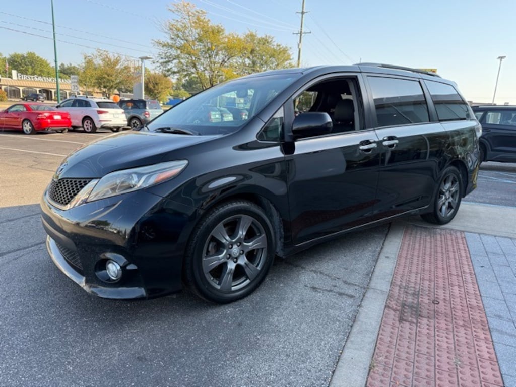 Used 2017 Toyota Sienna SE Premium 8 Passenger Van Passenger Van
