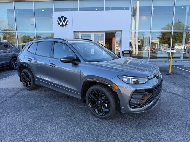 2026 Volkswagen Tiguan SE R-LINE BLACK's photo