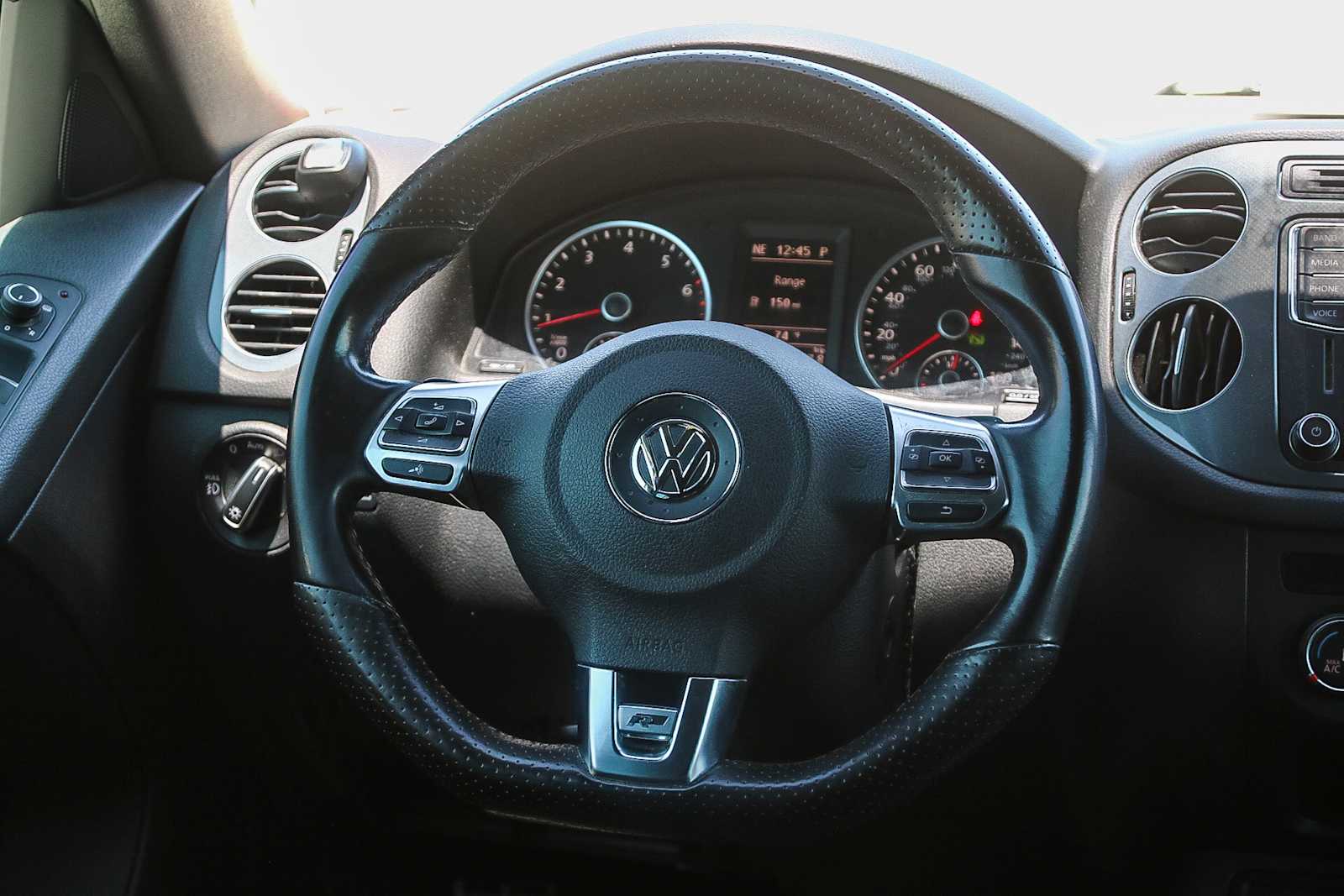 Thumbnail: 2016 Volkswagen Tiguan - 16
