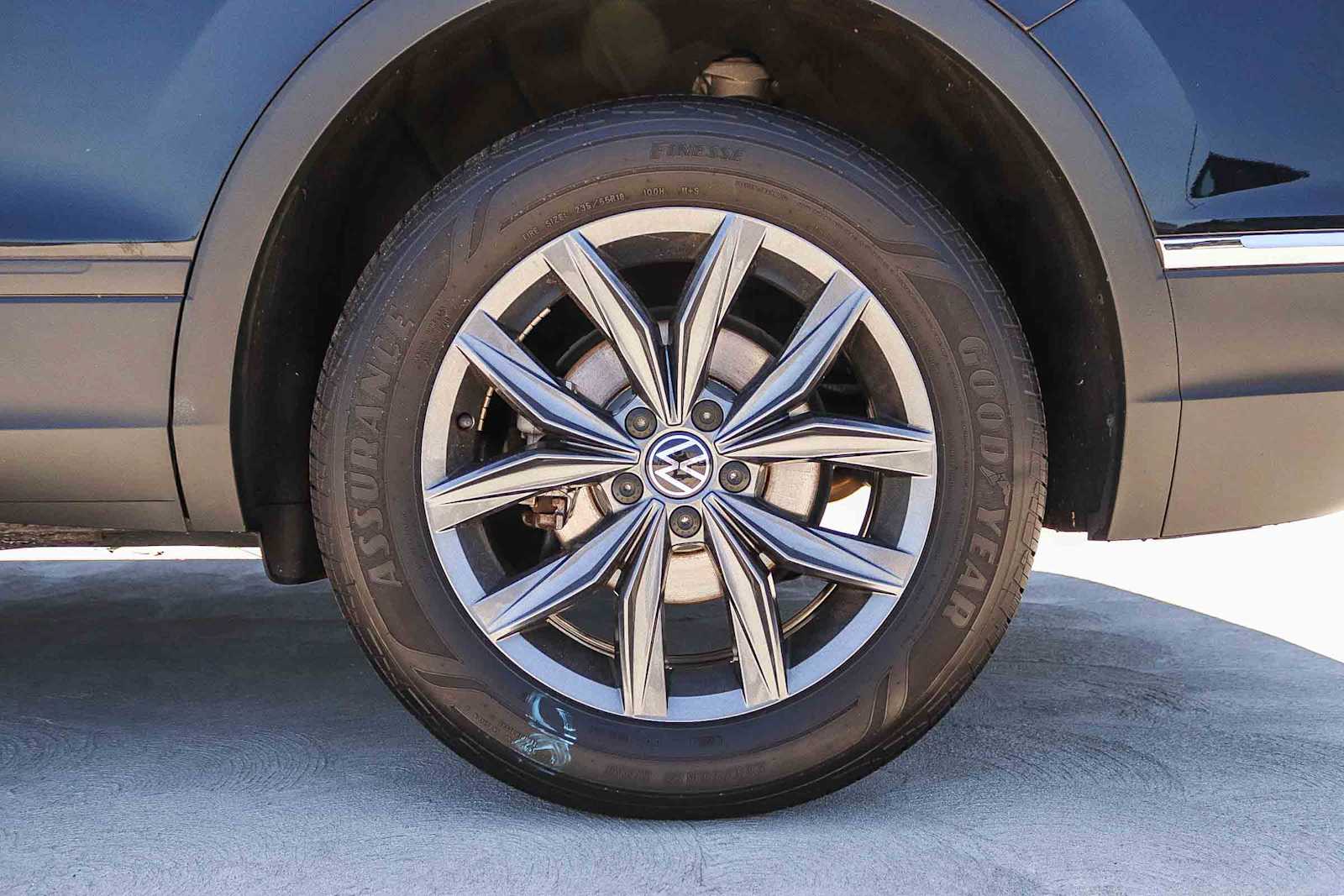 Thumbnail: 2023 Volkswagen Tiguan - 10
