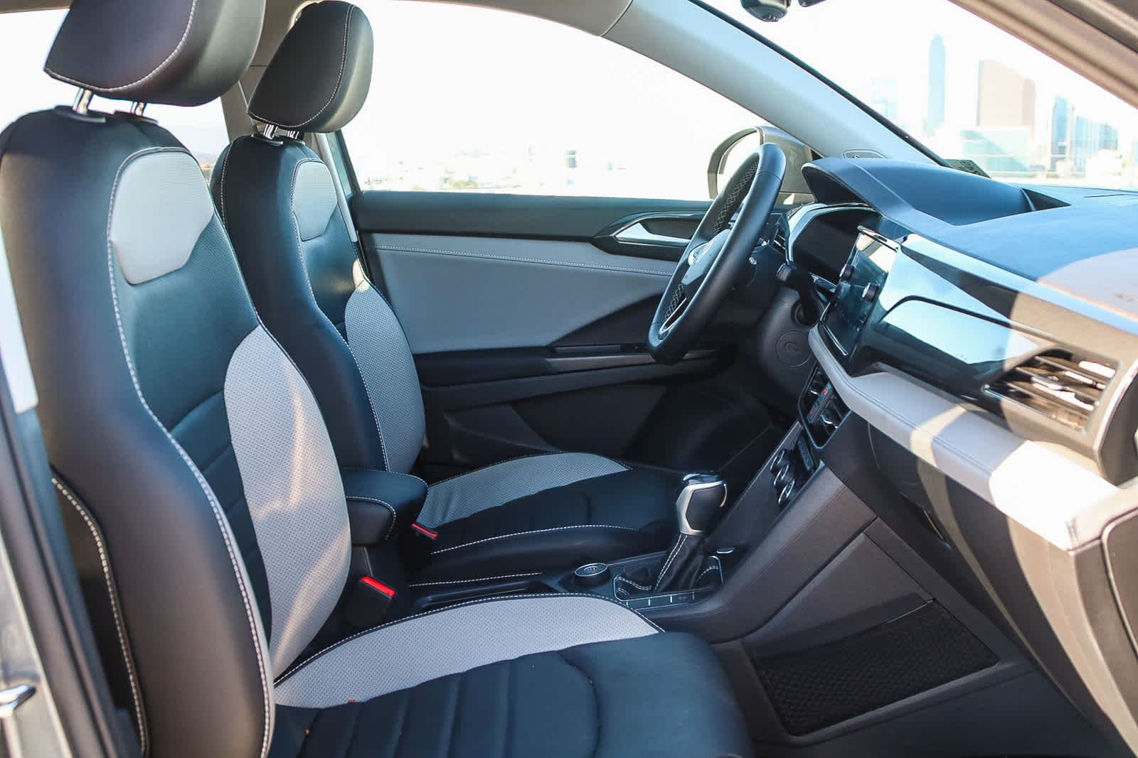 Thumbnail: 2022 Volkswagen Taos - 16