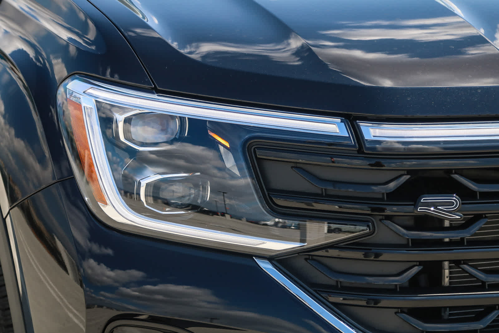 2026 Volkswagen Atlas Cross Sport SEL Premium R-Line photo 4