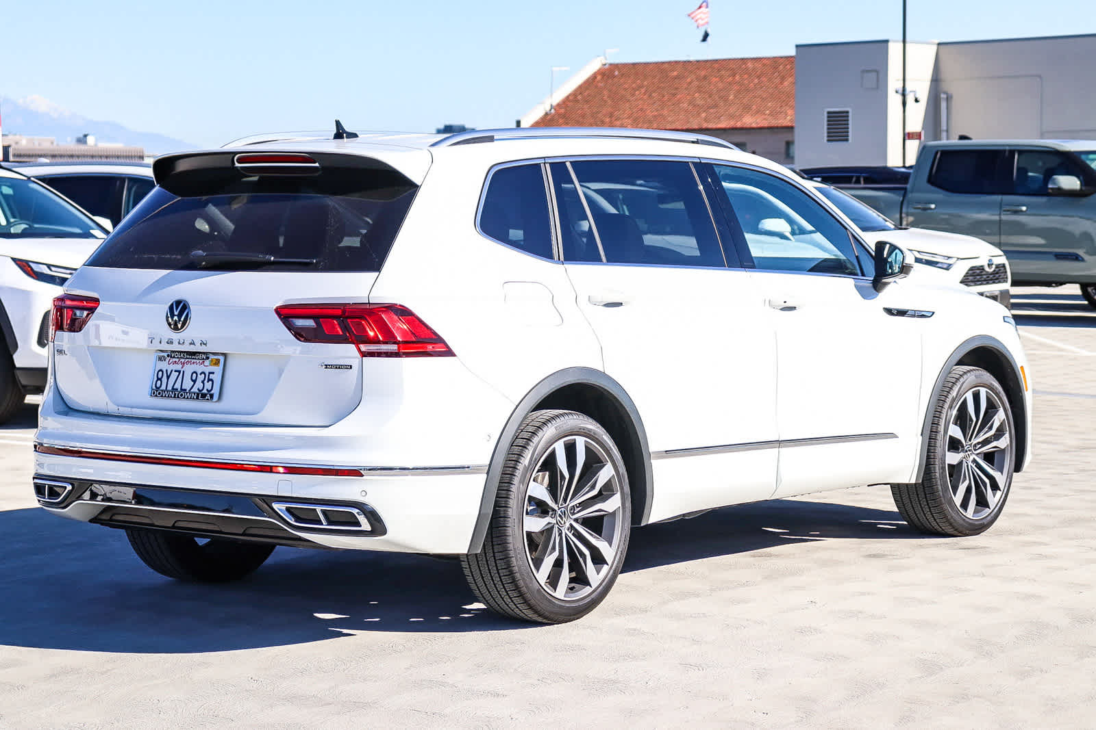 Thumbnail: 2022 Volkswagen Tiguan - 4