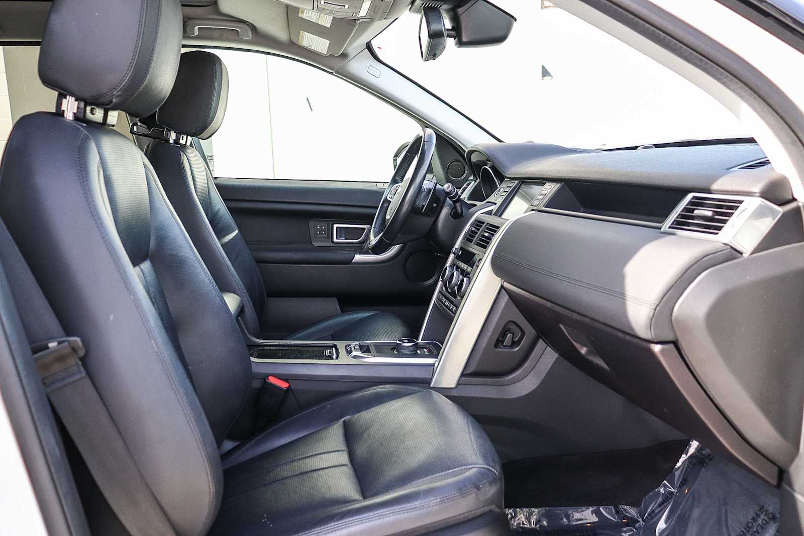 Thumbnail: 2018 Land Rover Discovery Sport - 17