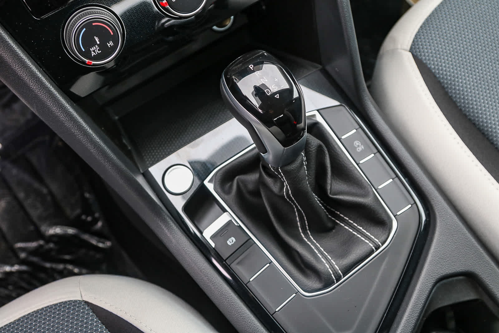 Thumbnail: 2025 Volkswagen Taos - 20