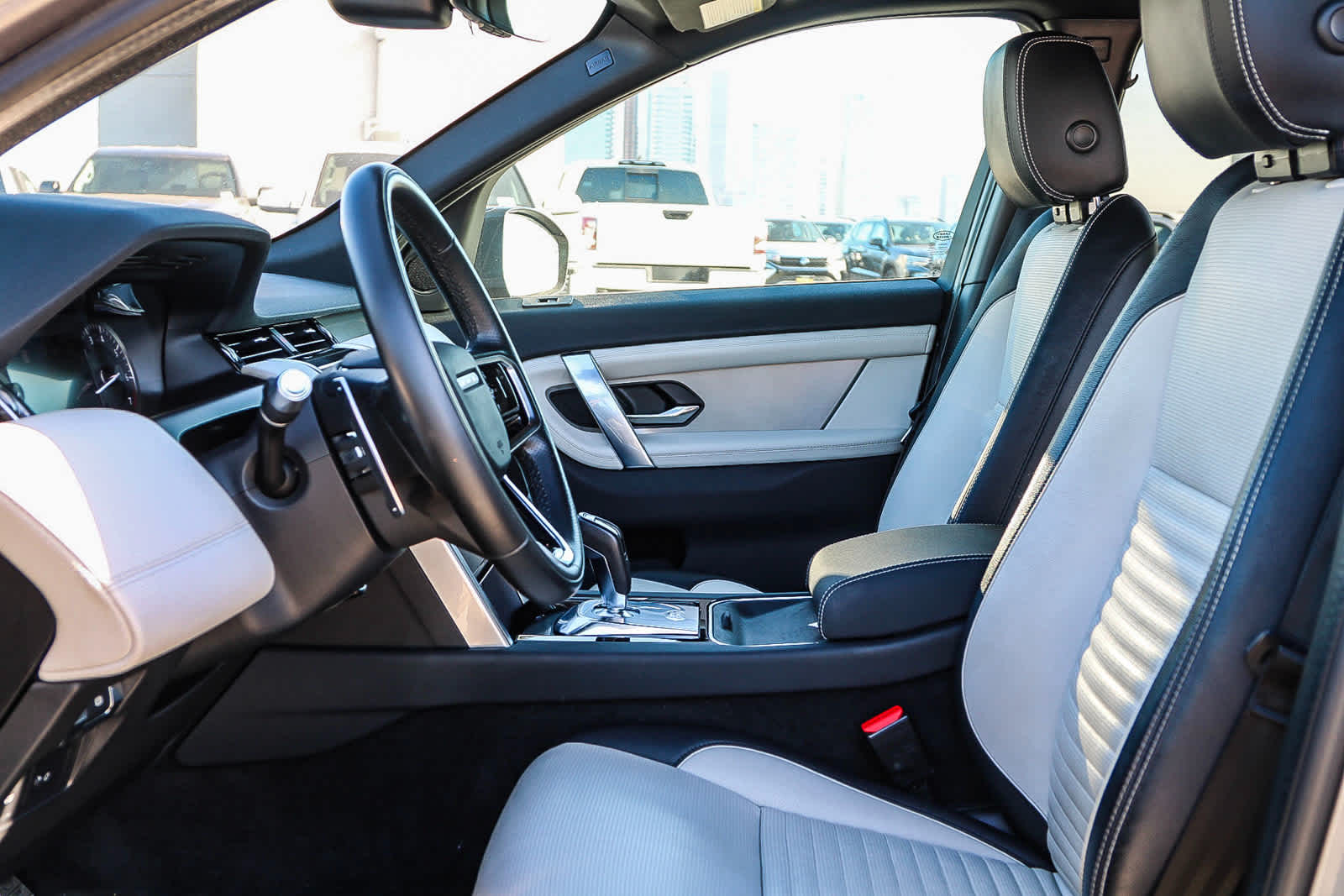 Thumbnail: 2021 Land Rover Discovery Sport - 17