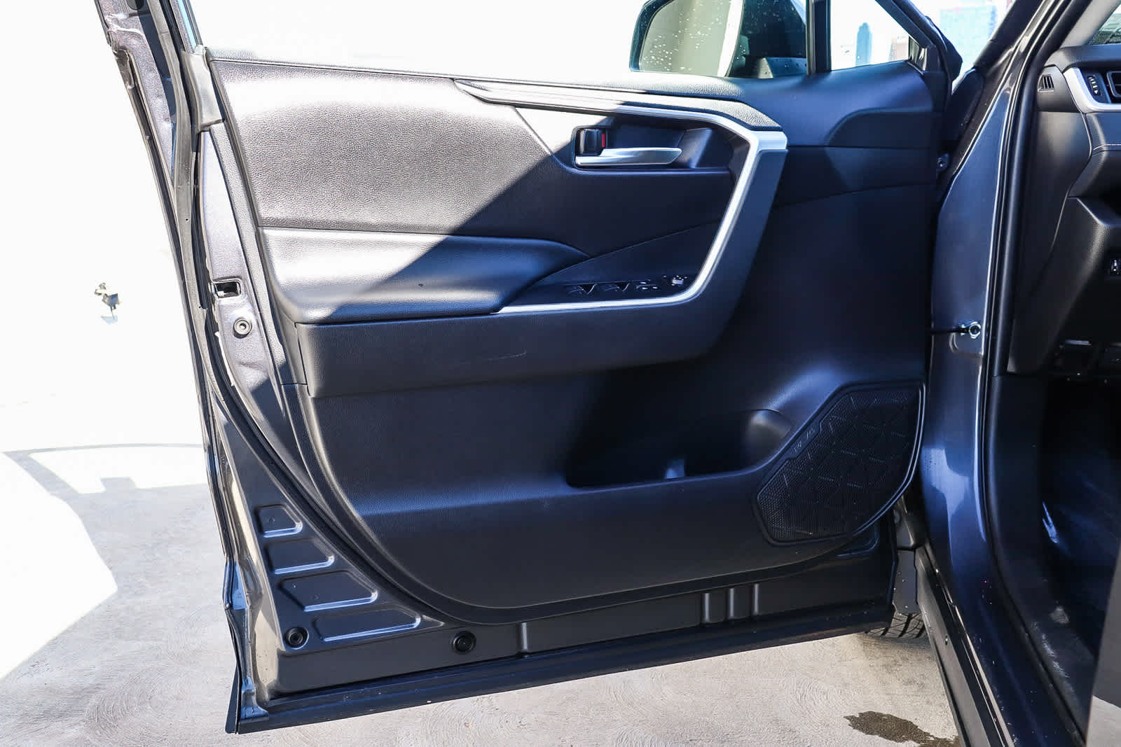 Thumbnail: 2022 Toyota RAV4 - 22