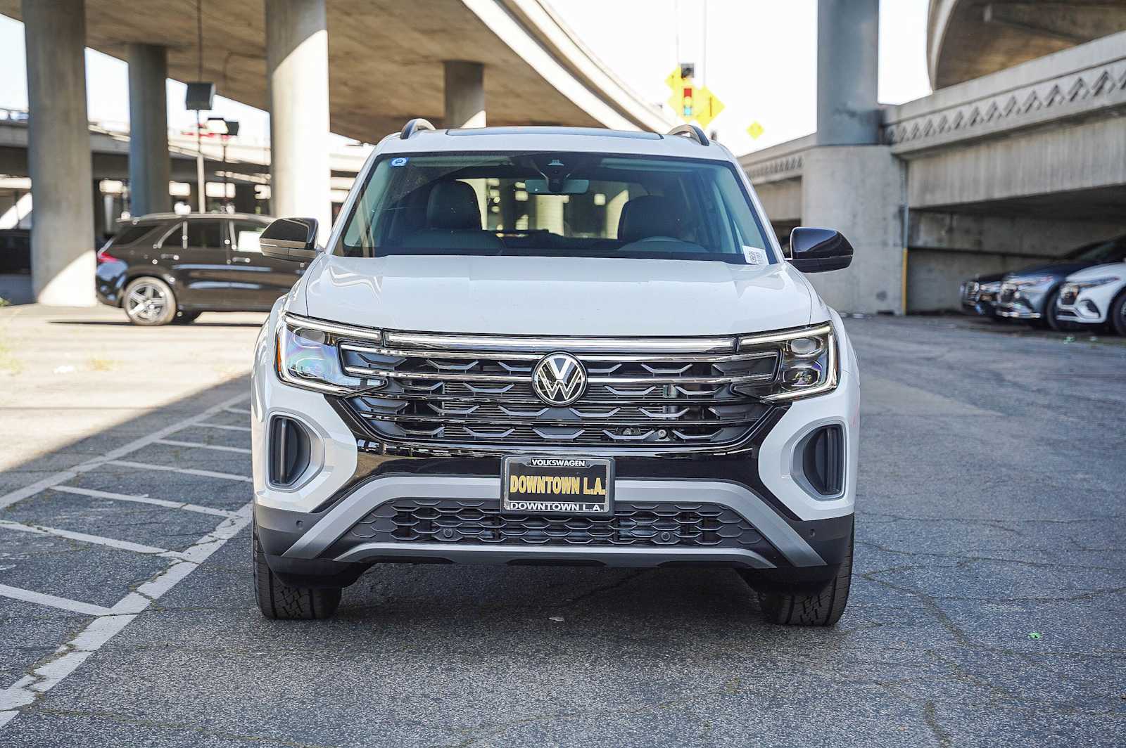 2024 Volkswagen Atlas Peak Edition SE Technology photo 2