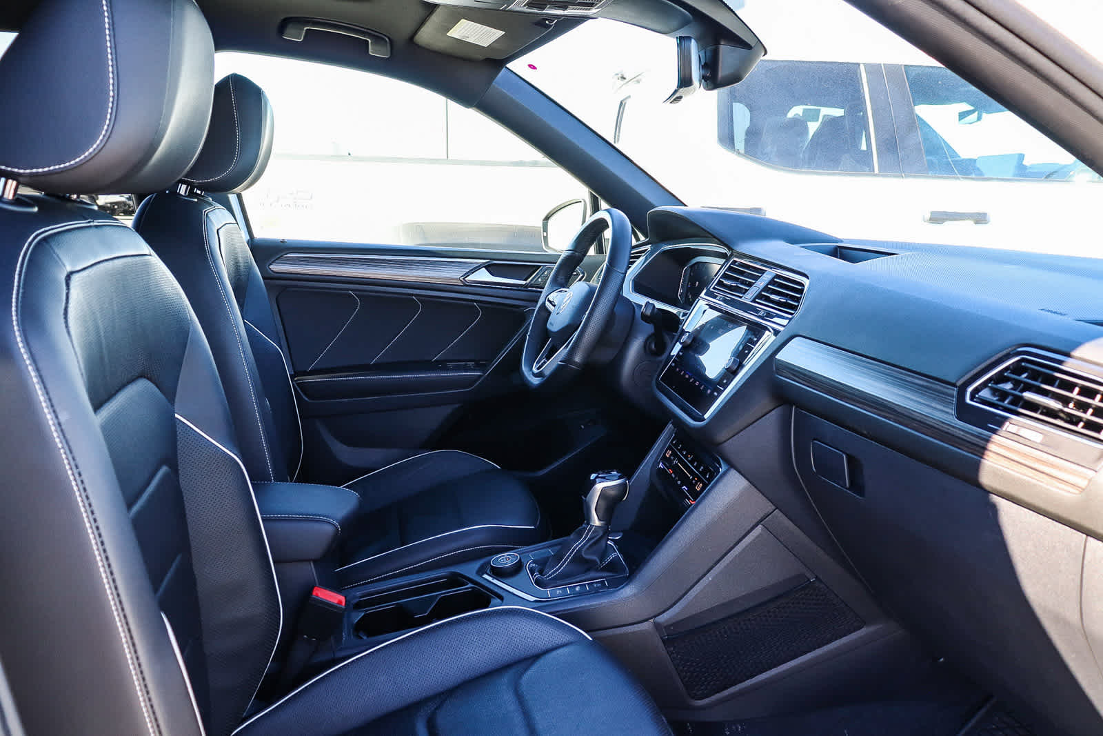 Thumbnail: 2022 Volkswagen Tiguan - 17