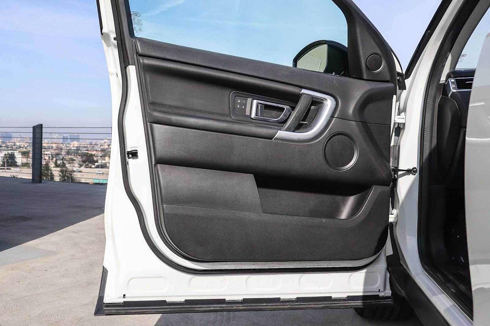 Thumbnail: 2018 Land Rover Discovery Sport - 22