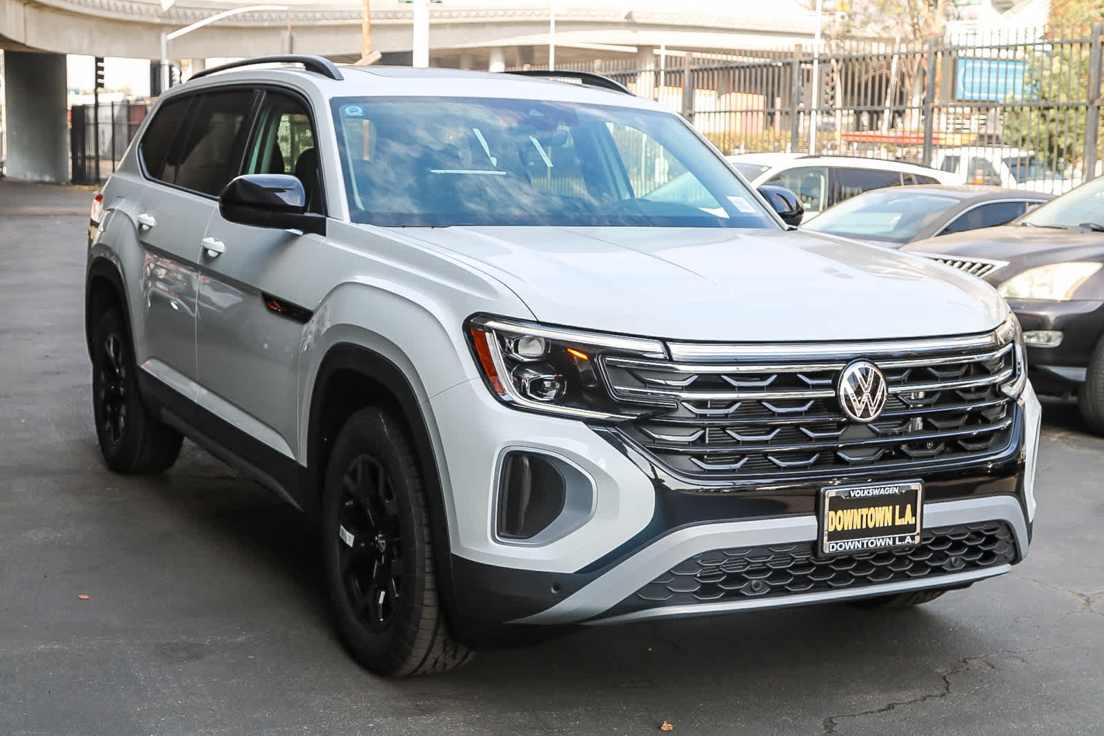 2025 Volkswagen Atlas Peak Edition SE photo 3