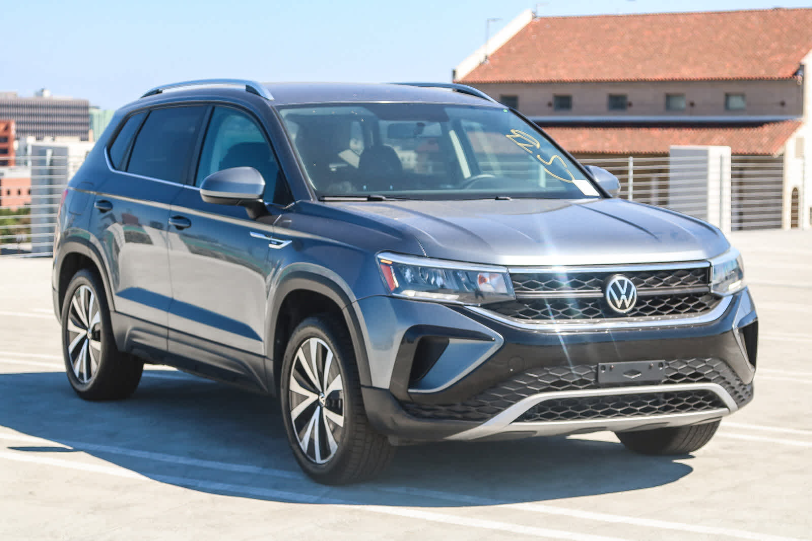 2022 Volkswagen Taos SE photo 2