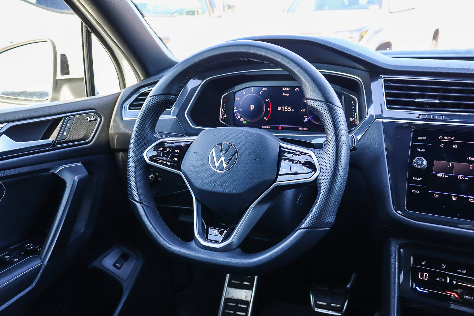 Thumbnail: 2022 Volkswagen Tiguan - 16