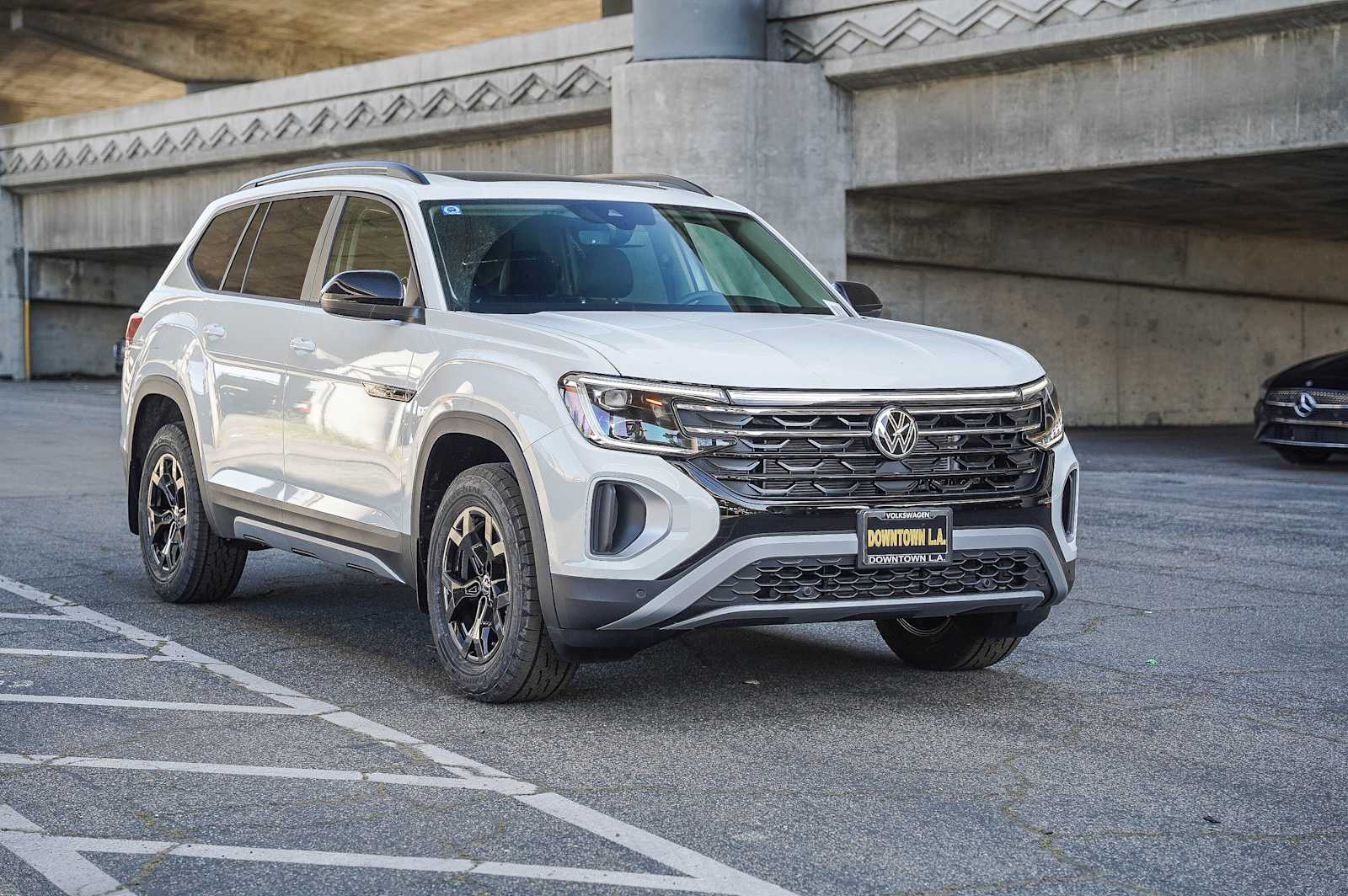 2024 Volkswagen Atlas Peak Edition SE Technology photo 3