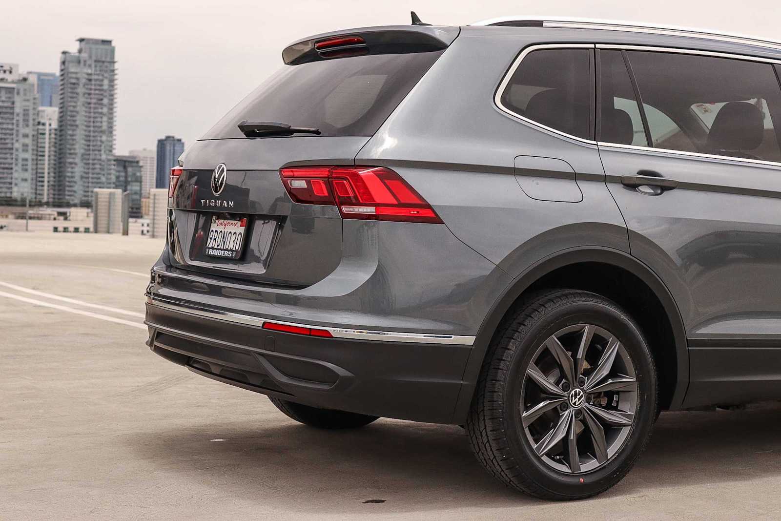 Thumbnail: 2022 Volkswagen Tiguan - 9