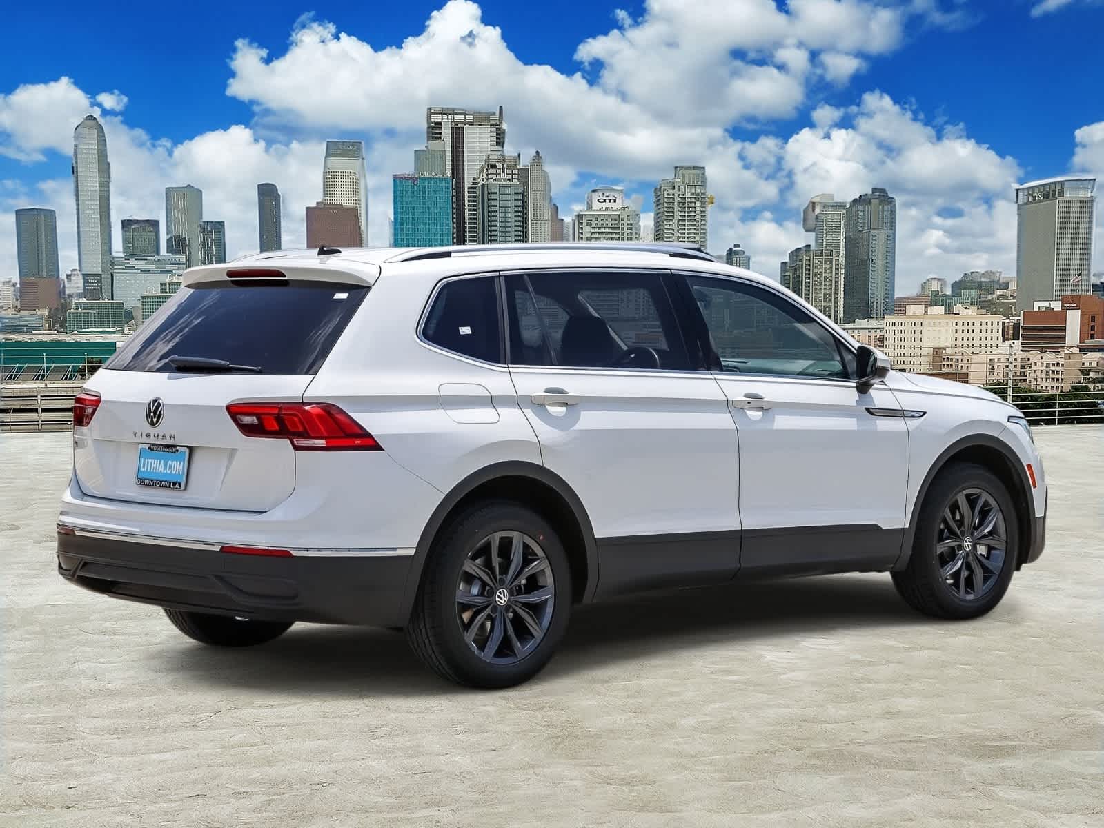 Thumbnail: 2022 Volkswagen Tiguan - 4