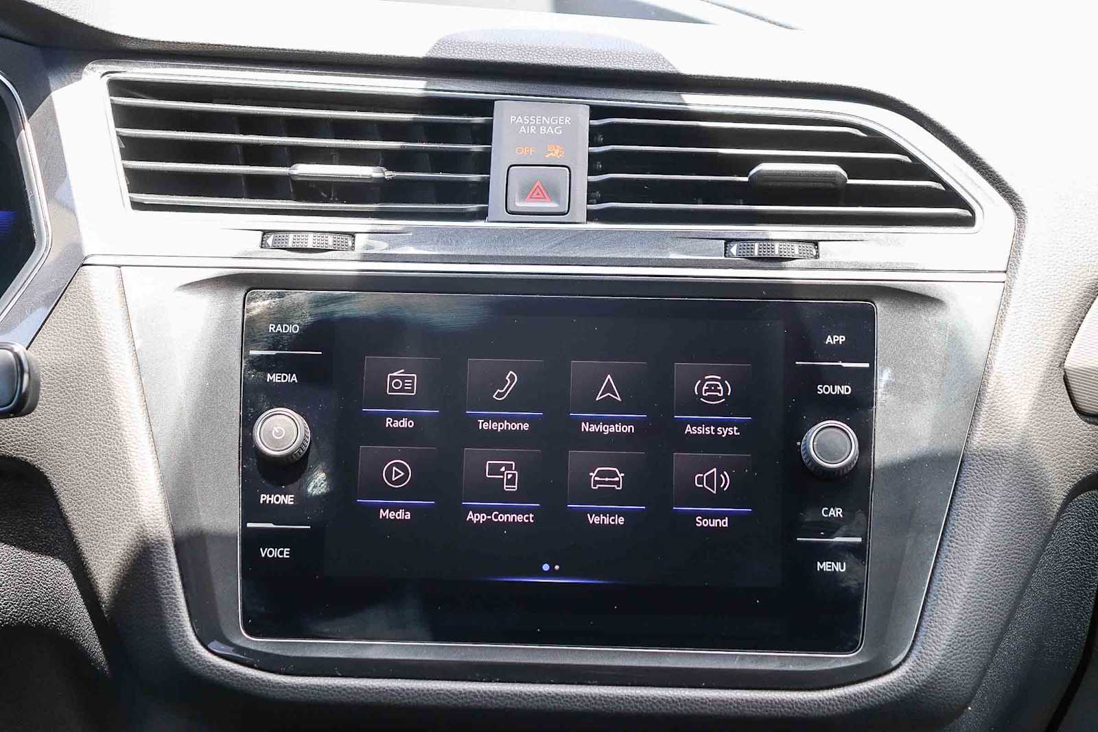 Thumbnail: 2022 Volkswagen Tiguan - 14