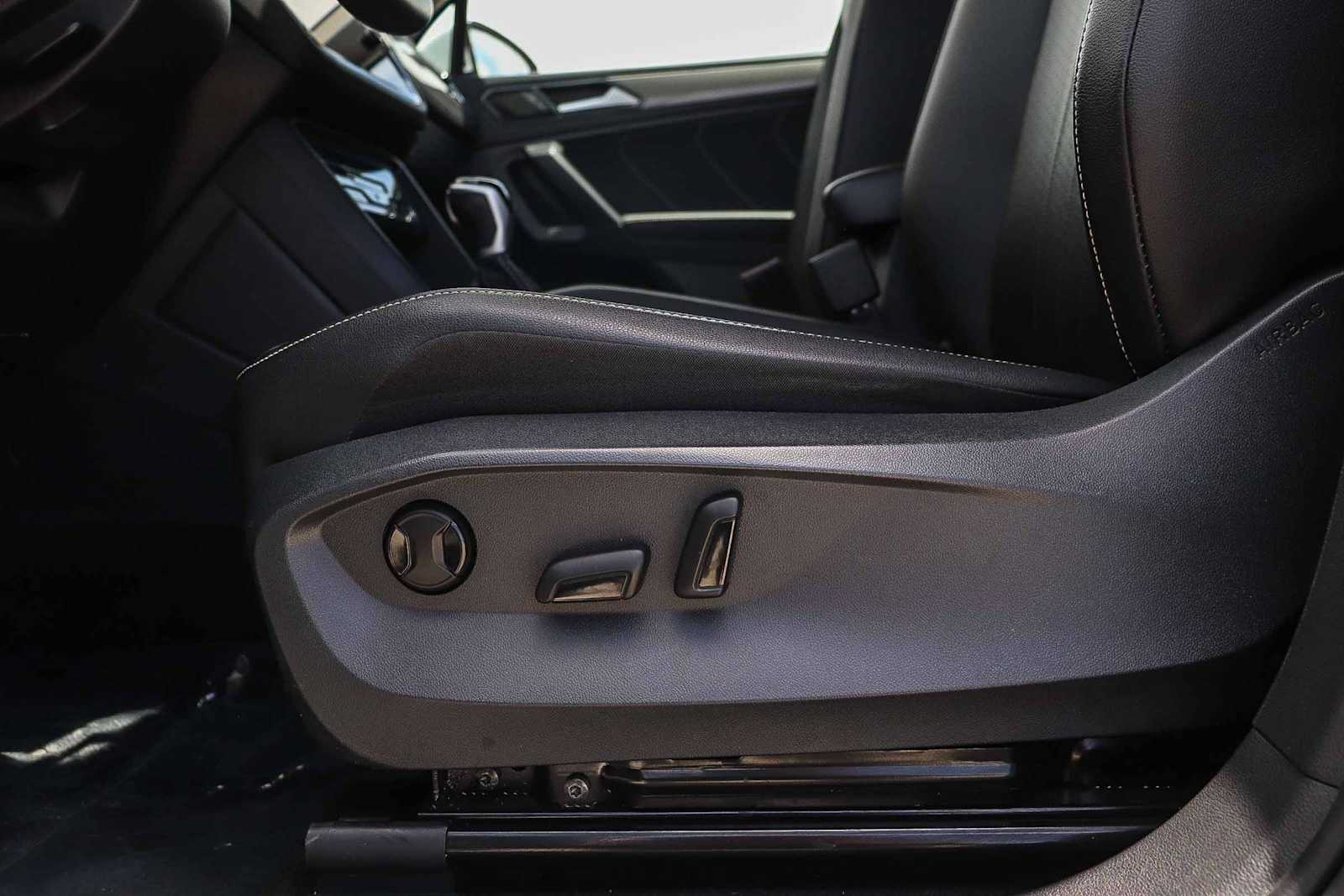 Thumbnail: 2022 Volkswagen Tiguan - 21