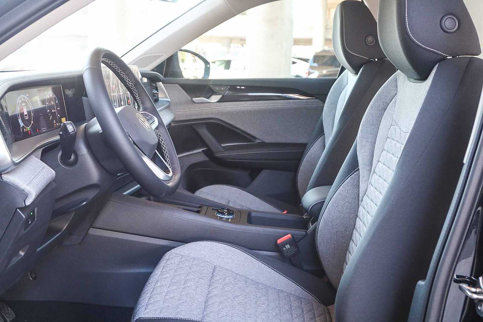 Thumbnail: 2025 Volkswagen Tiguan - 17