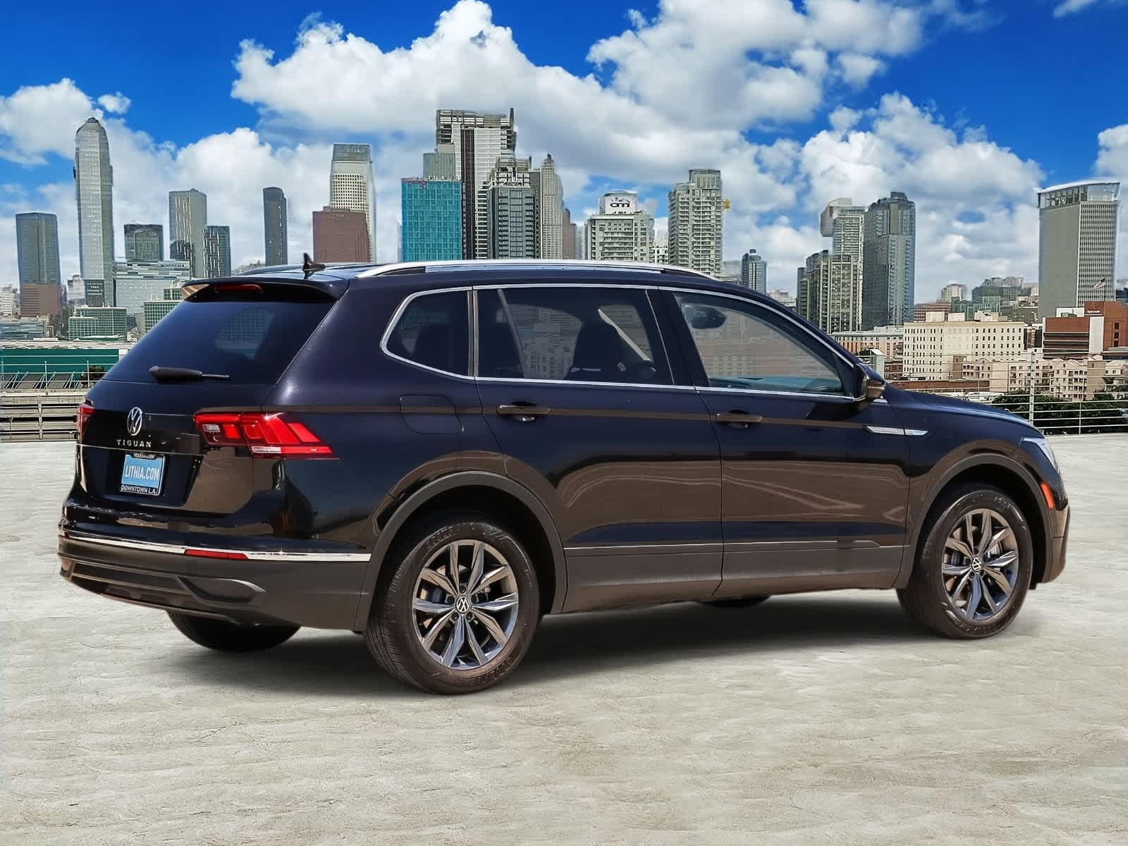 Thumbnail: 2023 Volkswagen Tiguan - 4