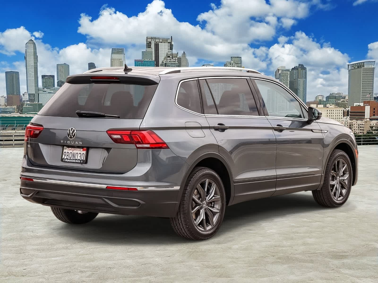 Thumbnail: 2022 Volkswagen Tiguan - 4