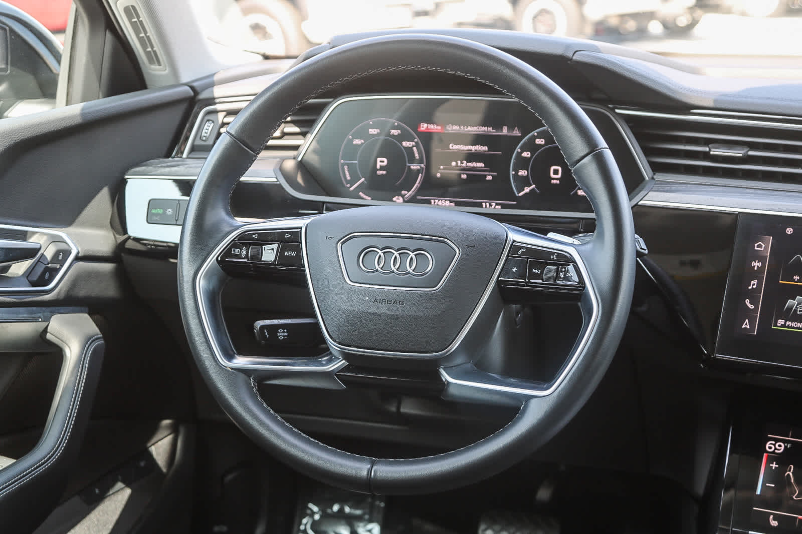 Thumbnail: 2022 Audi e-tron - 16
