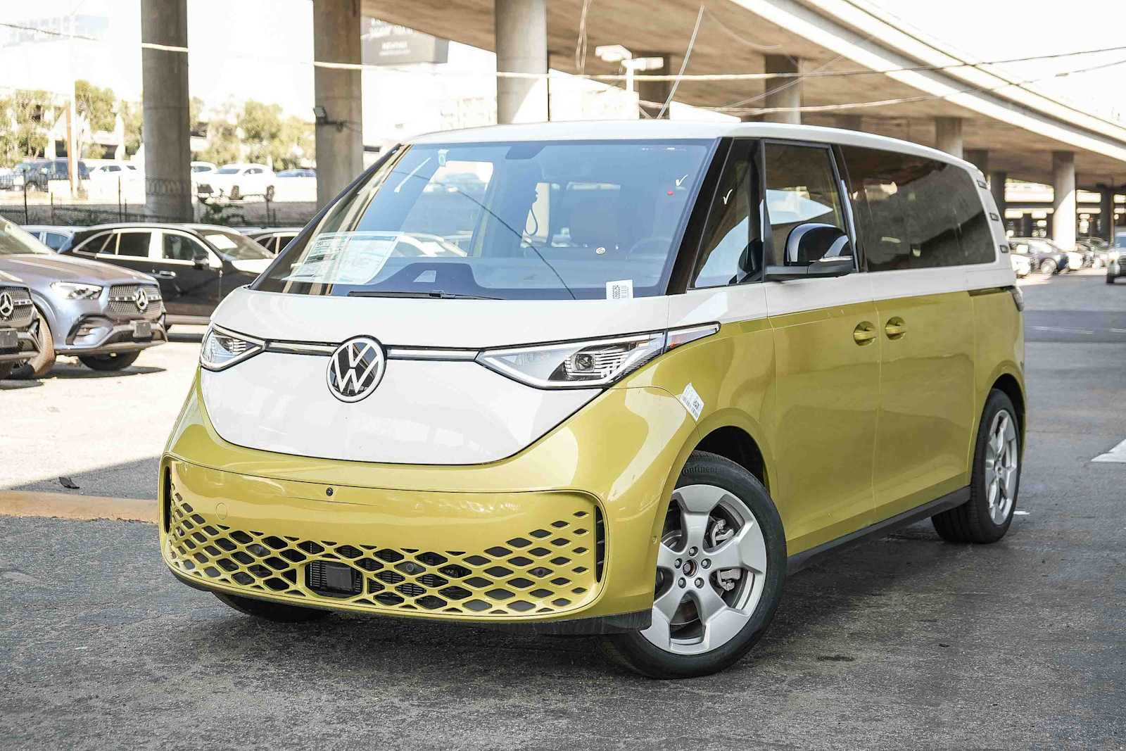 2025 Volkswagen ID. Buzz Pro S Plus 4Motion Two-Tone's photo