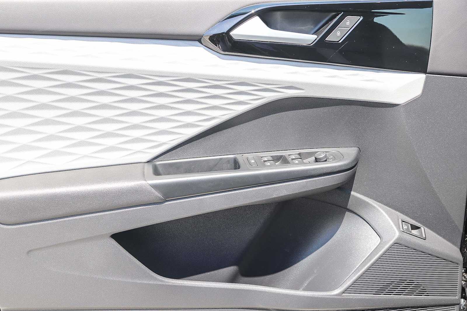 Thumbnail: 2022 Volkswagen Taos - 16