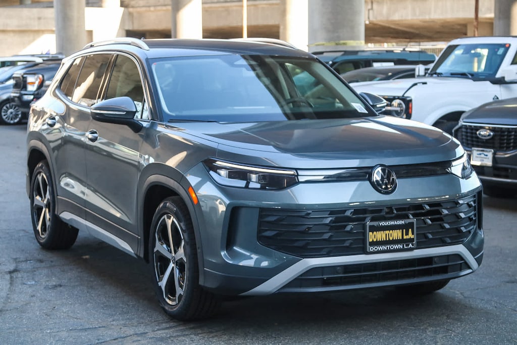 New 2025 Volkswagen Tiguan 2.0T SE SUV