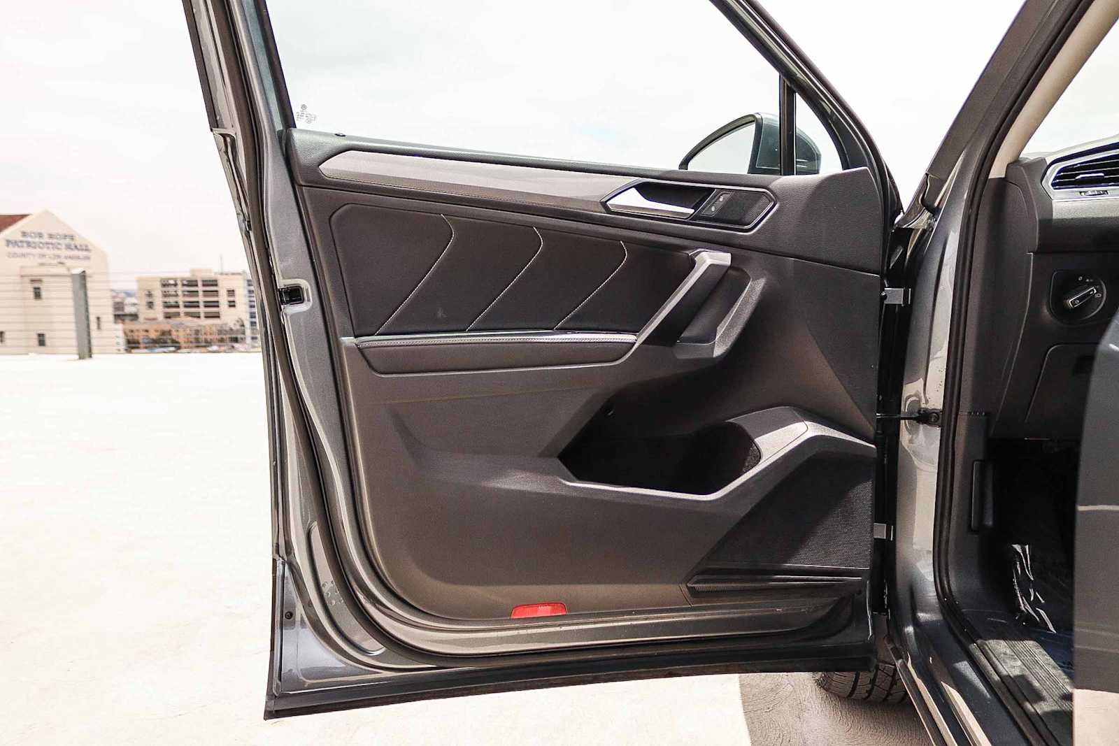 Thumbnail: 2022 Volkswagen Tiguan - 21