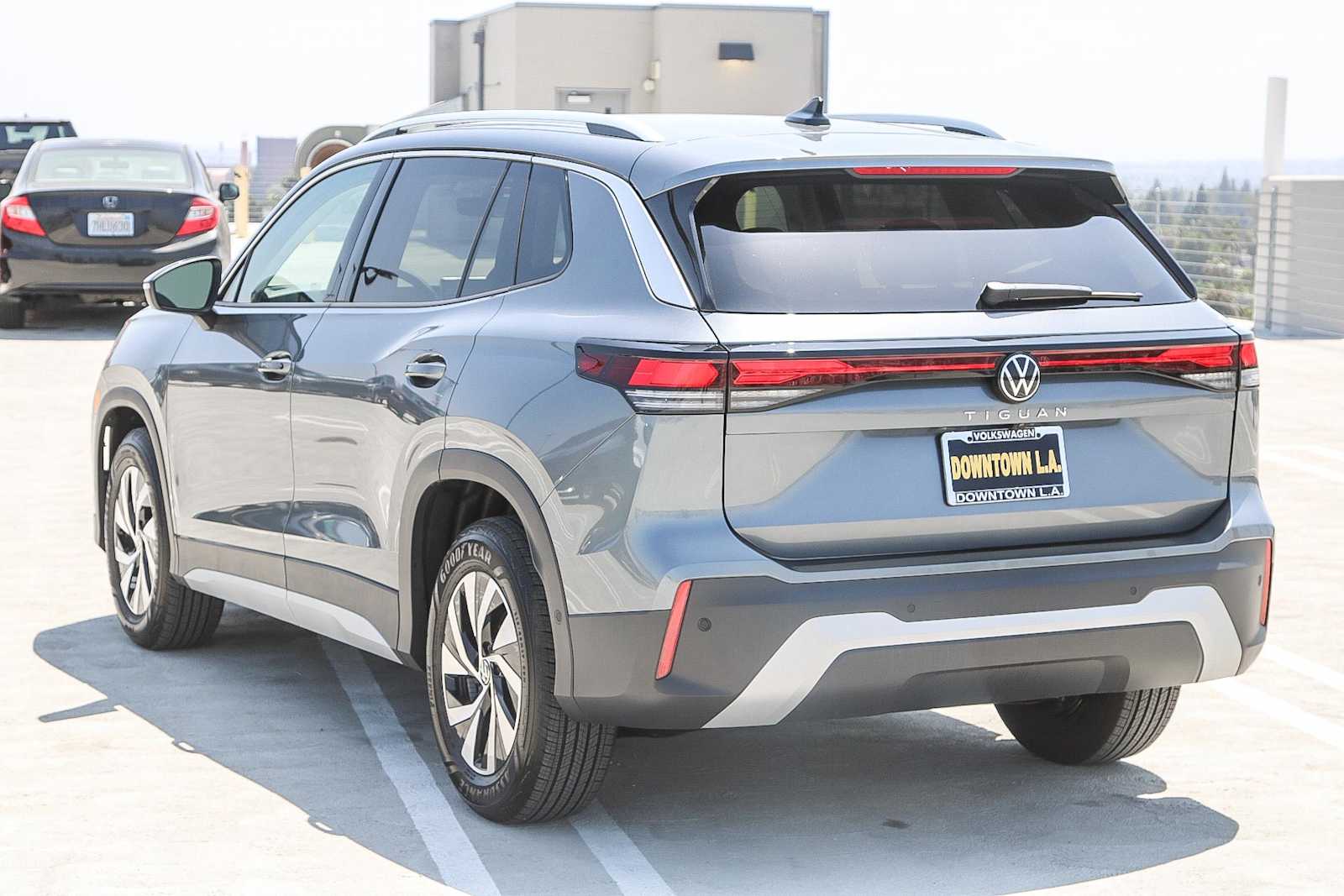 Thumbnail: 2025 Volkswagen Tiguan - 8