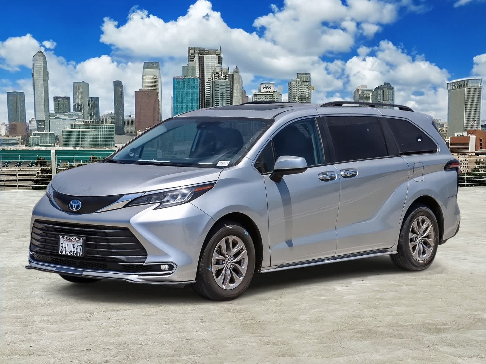2023 Toyota Sienna XLE 7-Passenger Hybrid FWD's photo