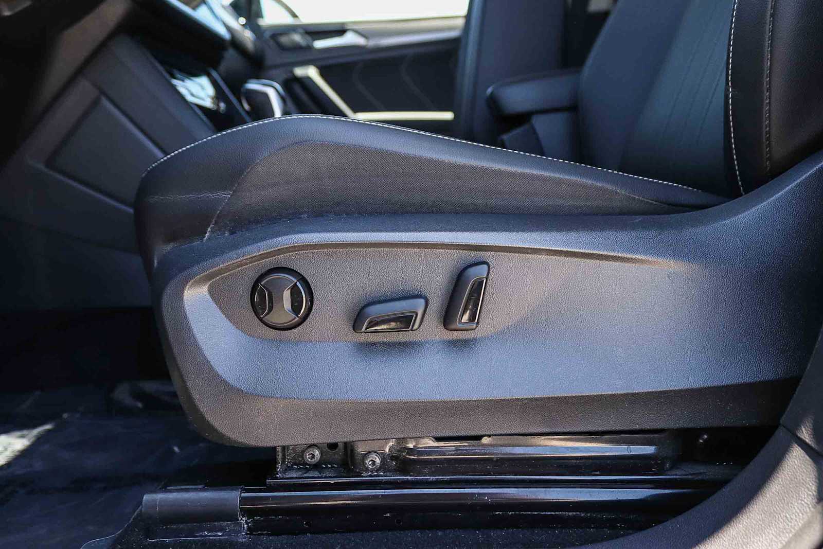 Thumbnail: 2023 Volkswagen Tiguan - 21