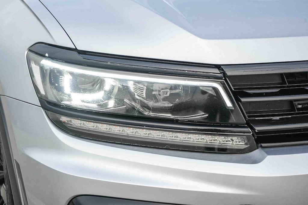 SUV Volkswagen Tiguan SE R-Line negro de 2020 usado