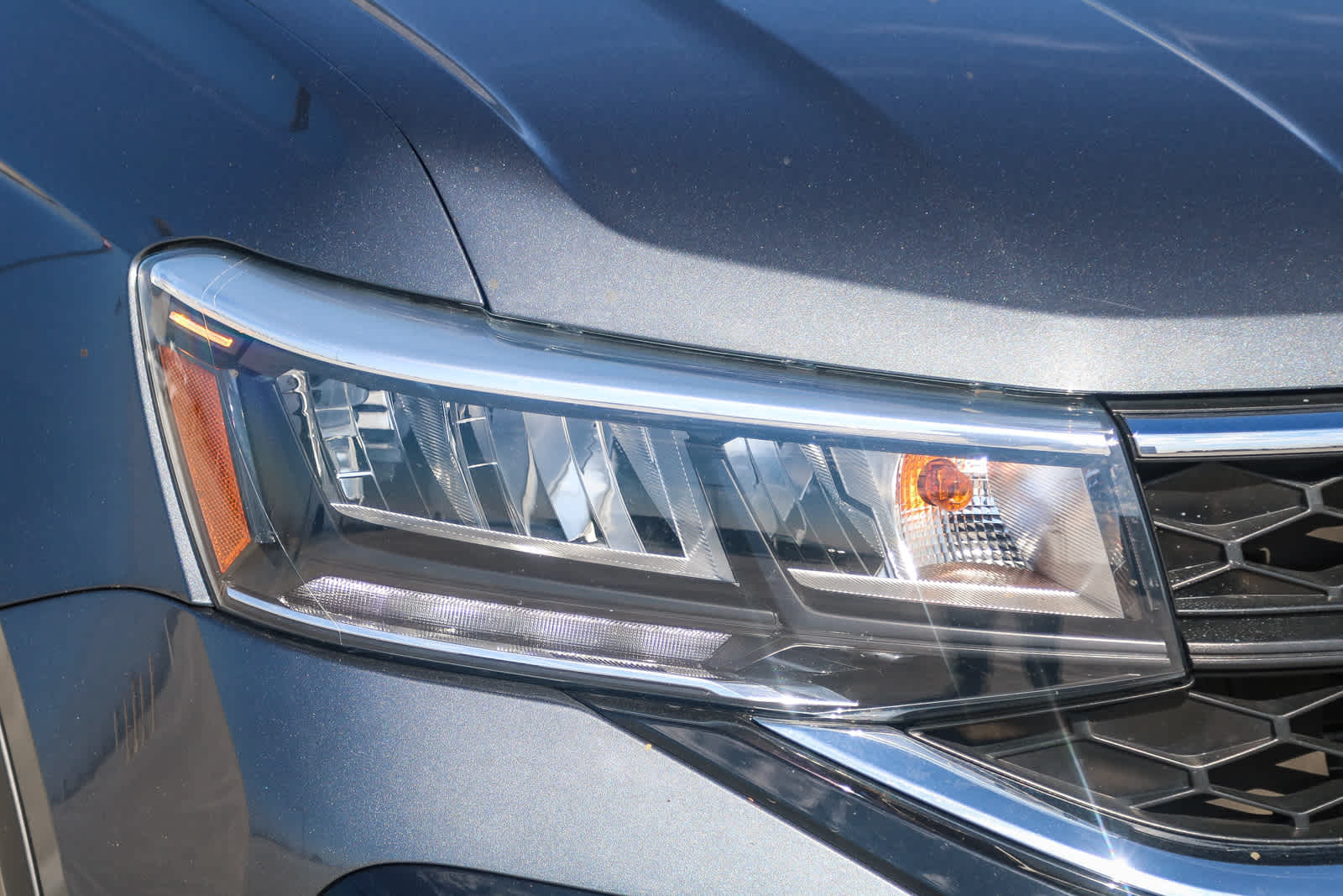 2023 Volkswagen Taos SE photo 3